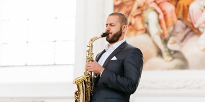 Hochzeitsmusik - Oberbayern - Sektempfang: Adrian Planitz am Saxophon - SAXOBEATZ | DJ & Live Saxophon 